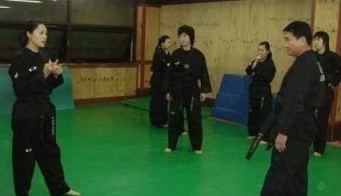武道実技教育 — 護身術の実演